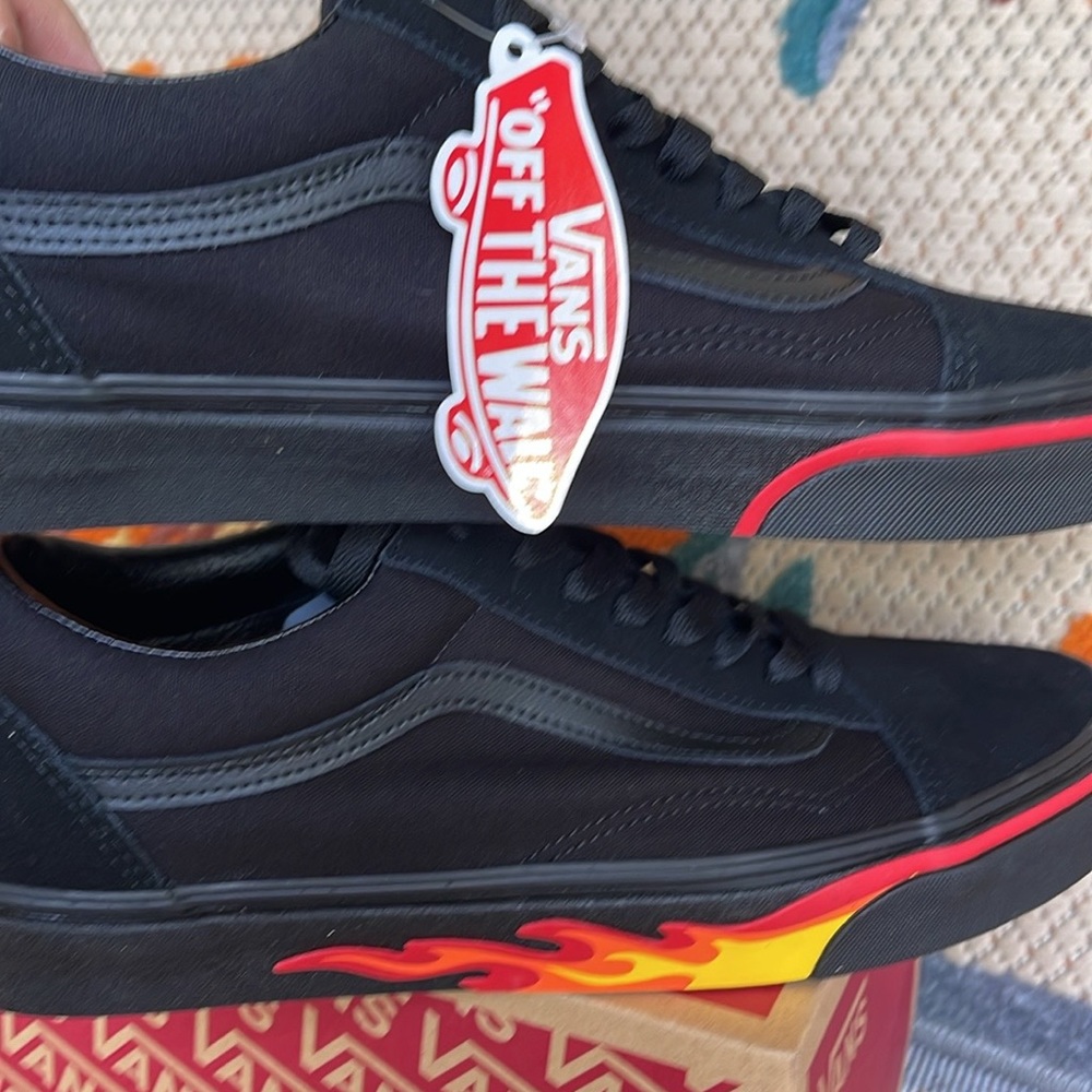 Vans Men’s Old Skool
(Flame Wall) Black/Black
VN0A38G1Q8Q
Sneakers - Picture 14 of 16